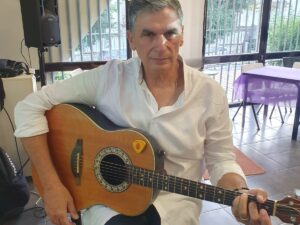 שיר סובב עולם - ערב שירה בציבור עם הזמר דניאל תמיר
